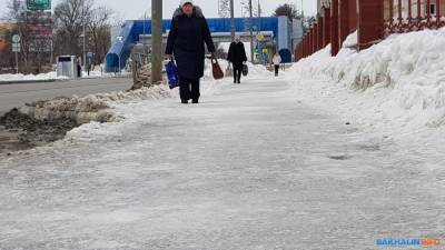 Гололедицу на тротуарах Южно-Сахалинска пока не победить
