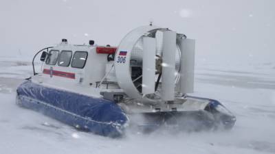 Оторвавшаяся льдина унесла в море больше десяти сахалинских рыбаков