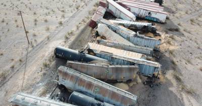 Грузовой поезд сошел с рельсов в пустыне в Калифорнии
