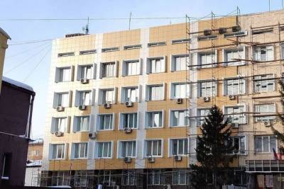 В Росгвардии объяснили дешевую обшивку советского здания и вырубку елок