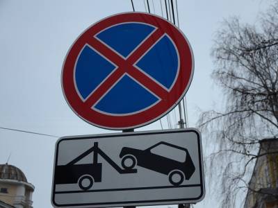 На 16 участках улиц Челябинска запретят парковку
