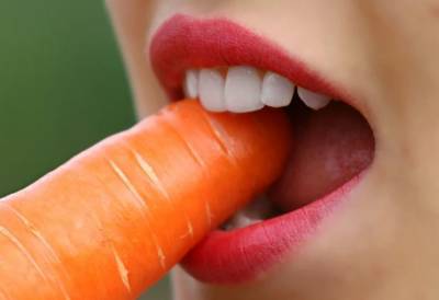"Дичь какая-то": пользователи Сети осудили поведение Меньшовой с морковью во рту
