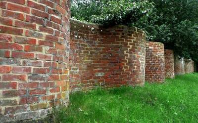 Волнистый забор: почему в Великобритании строили извилистые заборы