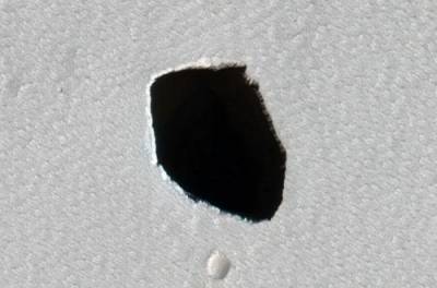 Mars Reconnaissance Orbiter запечатлел вход в таинственную пещеру