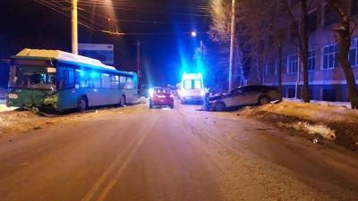 В Челябинске легковушка врезалась в пассажирский автобус. Есть пострадавшие
