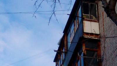 В Тюмени на улице Белинского, 24 с балконов падают снежные глыбы