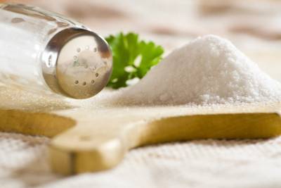 Диетолог призвал россиян уменьшить потребление соли
