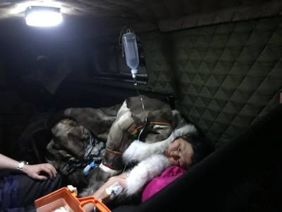 На Ямале медики и спасатели четыре часа в метель добирались до стойбища к пациентке