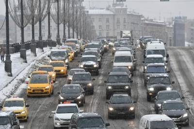 Дептранс сообщил, на каких московских дорогах затруднено движение