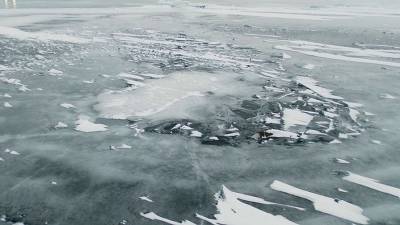 На Сахалине 12 рыбаков на льдине унесло в море