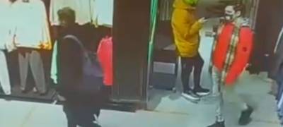 Полиция опубликовала видео с подозреваемыми в кражах в торговом центре Петрозаводска (ВИДЕО)