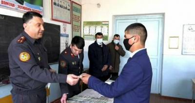 На севере Таджикистана для старшеклассников организовали коллективную выдачу национальных паспортов