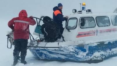 Дрейфовавших на льдине сахалинских рыбаков вернули на берег