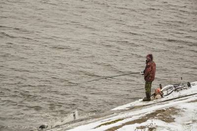 На Сахалине спасли 12 рыбаков с оторвавшейся льдины
