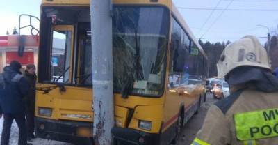 В Ижевске пассажирский автобус влетел в столб, пострадало девять человек