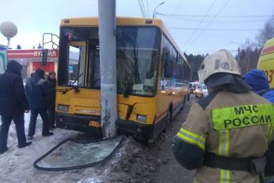 В Ижевске автобус врезался в столб: пострадали 9 человек