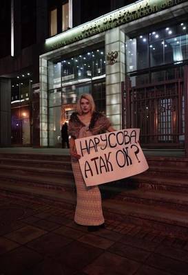 Журналистка Софико Арифджанова сфотографировалась у здания Совфеда в вечернем платье