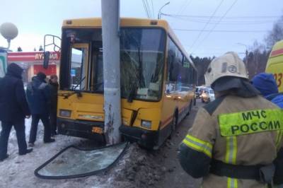 В Ижевске при столкновении автобуса с опорой ЛЭП пострадали девять человек