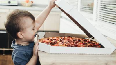 Жена в Петах-Тикве заказала детям пиццу - муж начал ее душить
