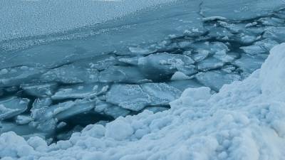 Группу сахалинских рыболовов сняли с отколовшейся льдины