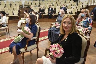 В Новосибирской области 11 многодетных матерей получили знак отличия «За материнскую доблесть»