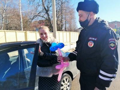 Цветы из воздушных шаров дарили инспекторы ДПС женщинам за рулем