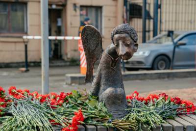 Главврачи больниц тайно возложили цветы к памятнику погибшим в пандемию медикам