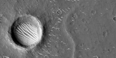 Опубликованы новые снимки, присланные зондом "Тяньвэнь-1" с орбиты Марса