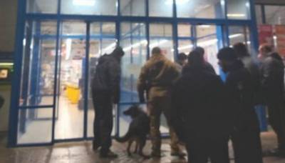 На Харьковщине мужчина устроил переполох в магазине: людей эвакуировали, кадры