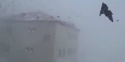 На Чукотке в Анадыре снежная метель заметает аэропорты и срывает крыши - погода и видео - ТЕЛЕГРАФ