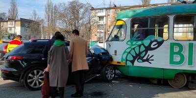 ДТП на Люстдорфской дороге Одесса 4 марта 2021 - Infinity столкнулся с трамваем, фото - ТЕЛЕГРАФ