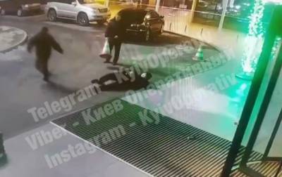 В Киеве водитель выгнал из авто вооруженного вора