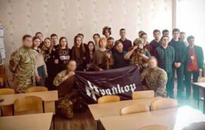 В Харькове нацистская организация начала учить школьников «патриотизму»