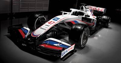 Американская команда "Формулы-1" раскрасила машину в цвета российского флага