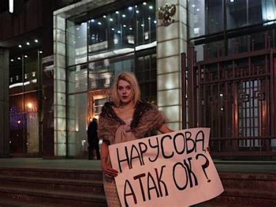 Журналистка в вечернем платье потроллила возмущенную бомжовыми людьми Нарусову