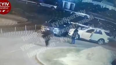 Как в GTA: в Киеве автоугонщик выбежал на дорогу с пистолетом и забрал машину