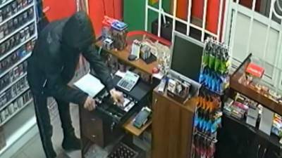 В Кирове мужчина обокрал кассу магазина, пока продавщица сладко спала.