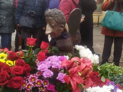 В Петербурге опять открыли памятник погибшим медикам (фото)