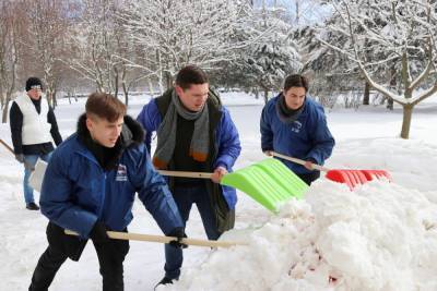 Активисты ЕдРо расчищают от снега дворы многоэтажек в Ставрополе