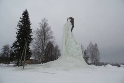 В Ярославской области гигантская сосулька может завалить водонапорную башню