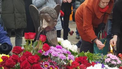 На набережной реки Карповки прошло открытие памятника погибшим медикам