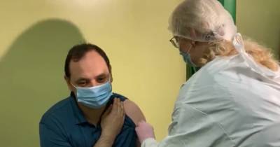 Мэр Ивано-Франковска вакцинировался от COVID-19 в прямом эфире, так как "есть лишняя вакцина"