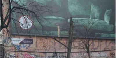 В сквере на Сечевых стрельцов в Киеве срезали дерево из-за рекламного щита - фото - ТЕЛЕГРАФ