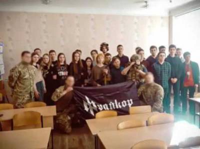 В Харькове активисты провели урок патриотического воспитания, который власти назвали «уроком фашизма»