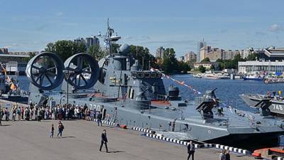 Американцы восхитились десантным кораблем ВМФ РФ, передвигающимся по пляжу
