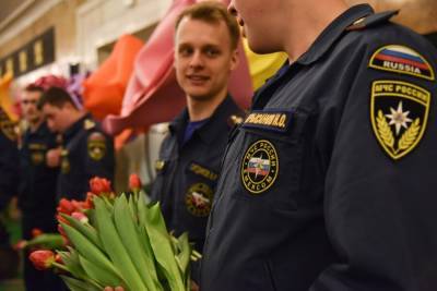 Москва онлайн покажет, как сотрудники МЧС поздравляют врачей и медсестер с 8 Марта