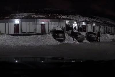 В Чебоксарах снежная «лавина» сошла с крыши и накрыла несколько автомобилей