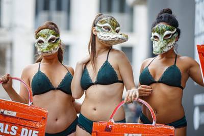 Женщины вышли на улицу в бикини в знак протеста против люксового бренда