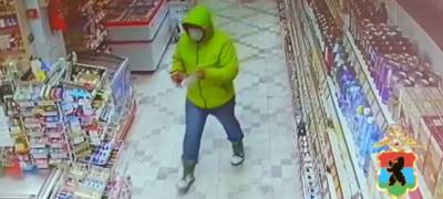 Полиция Петрозаводска ищет мужчину с украденной водкой и закуской (ВИДЕО)