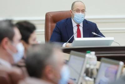 Шмыгаль заявил, что никакого принуждения к вакцинации в Украине быть не может